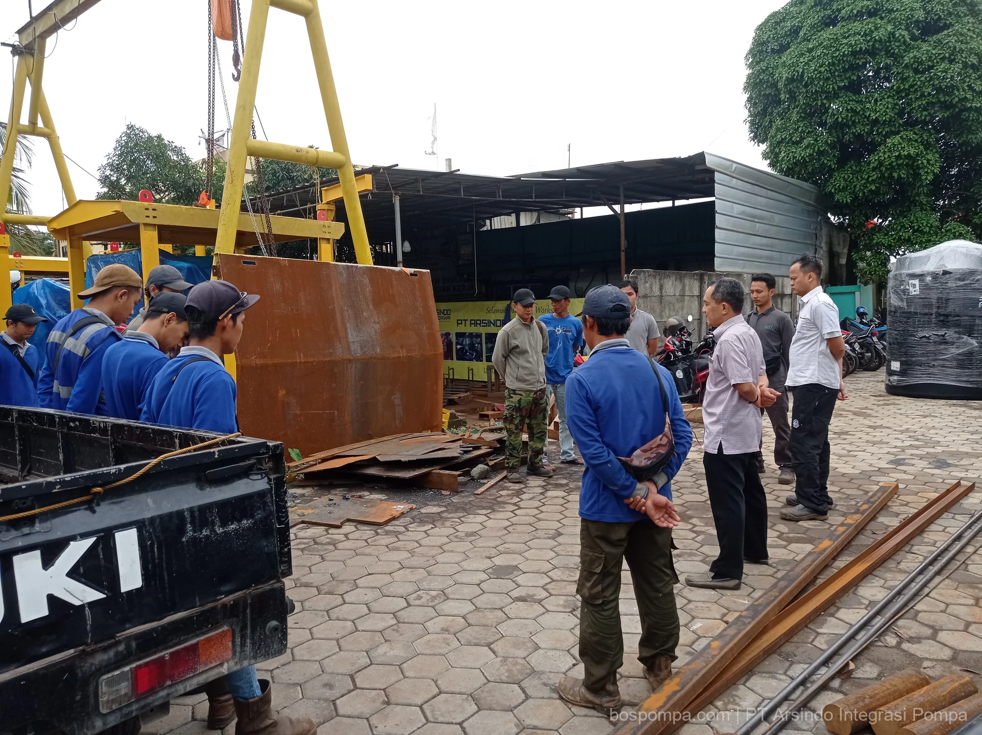 Tim engineering di lapangan