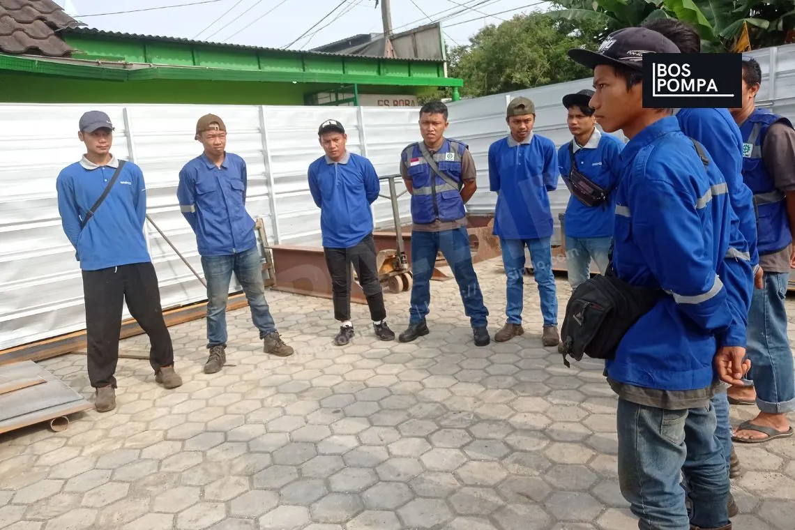 Briefing tim Bos Pompa sebelum memulai aktivitas lapangan